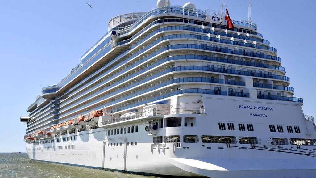 Jättiristeilijä Regal Princess laiturissa Helsingin Länsisatamassa.