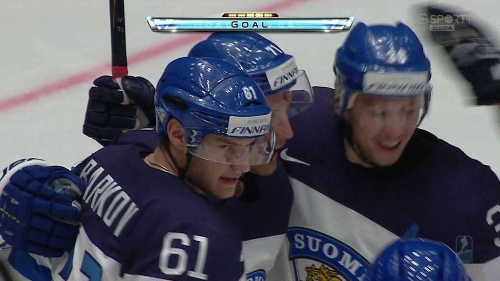 Aleksander Barkov (vas.) ja Jussi Jokinen nappasivat Leo Komarovin väliinsä onniteltavaksi 3–2-osumasta.