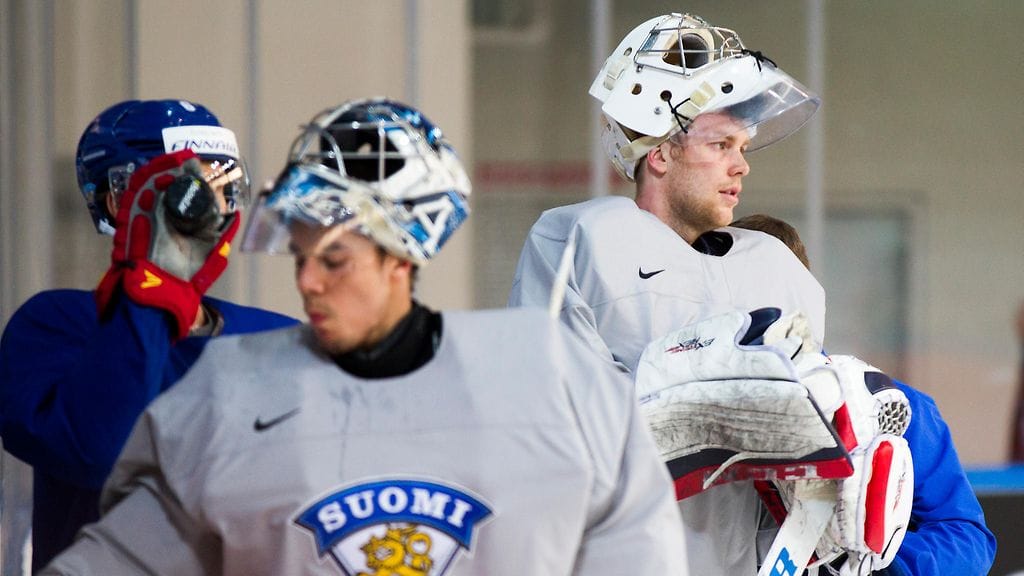 Juuse Saros (vas.) on joutunut tyytymään varamiehen rooliin Mikko Koskisen takana.