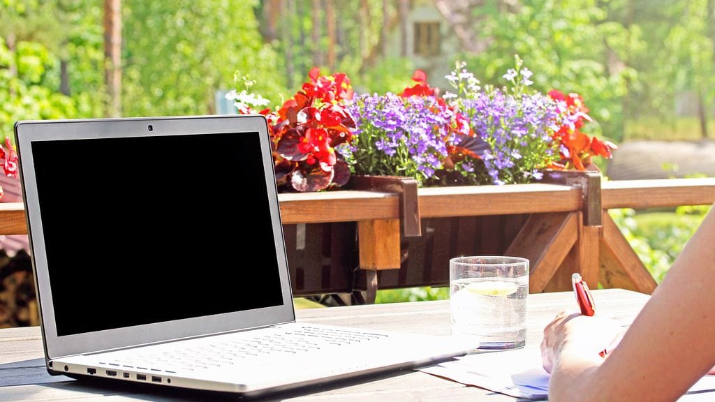 Kukapa ei tulisi iloiseksi saadessaan työskennellä toimiston sijaan auringonpaisteessa.