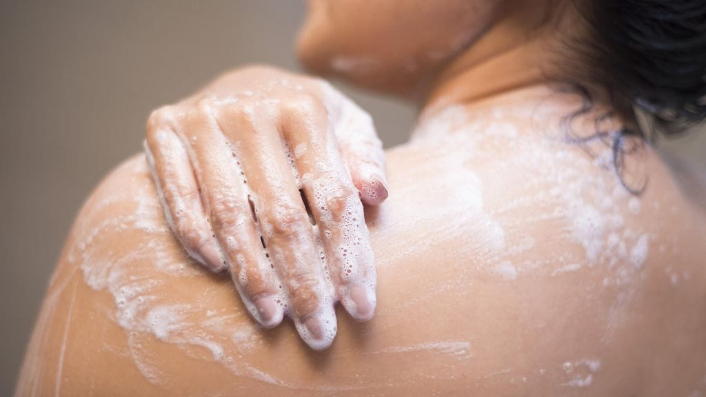 Vesialueiden muovikuormaa halutaan vähentää kieltämällä kuorivien mikrohelmien käyttö saippuoissa.