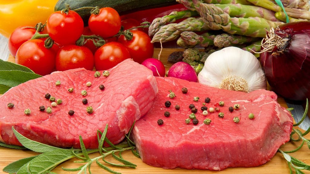 Suomalaiset voisivat vähentää lihansyöntiään huomattavasti, sanoo ravitsemustieteen tutkija Vera Mikkilä.