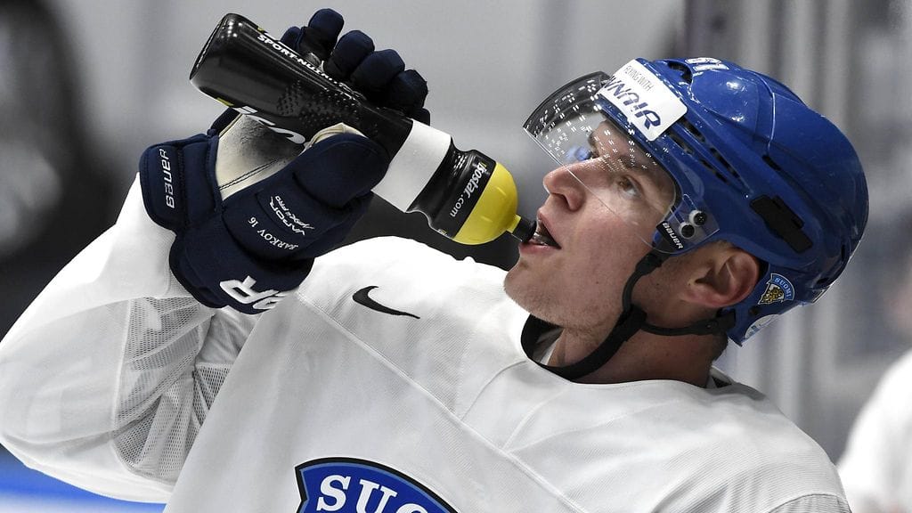 Aleksander Barkov vaihtaa numeroaan.