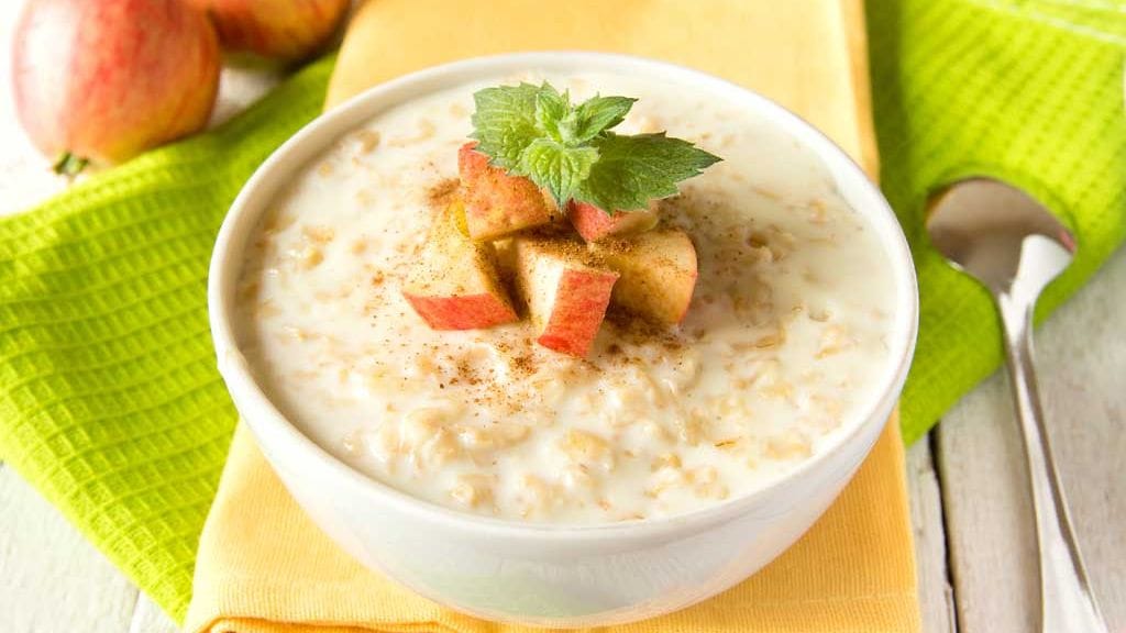 Hedelmät ja marjat sopivat puuroon täydellisesti.