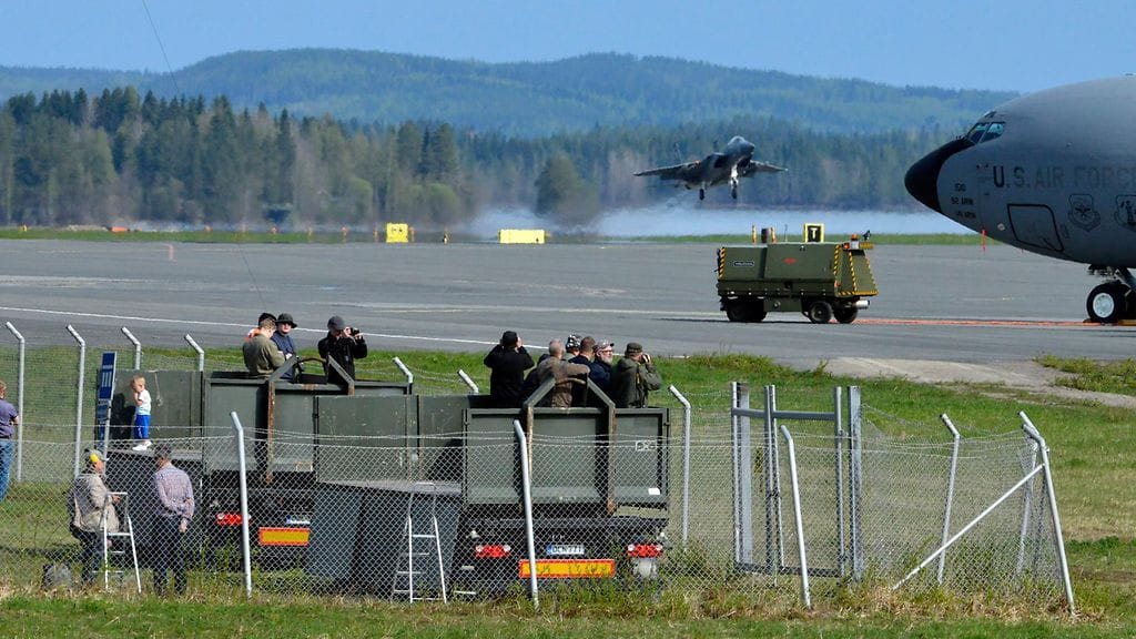 Karjalan lennosto on järjestänyt Kuopion lentoasemalle yleisölle valokuvaus- ja tähystyslavan Yhdysvaltain kansalliskaartin laivuevierailun lentotoiminnan seuraamista varten. Lava on sijoitettu Kuopion lentoaseman terminaalin läheisyyteen.