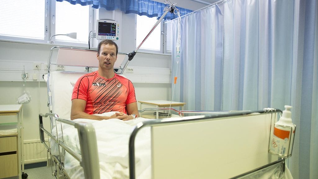 Tero Pitkämäki piti tiedotustilaisuutensa sairaalan vuoteella Seinäjoella.