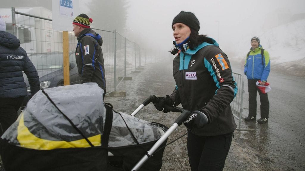 Marit Björgen oli talvella seuraamassa Holmenkollenin kisoja esikoisensa kanssa.