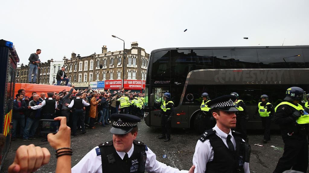 Manchester Unitedin pelaajia kuljettanut bussi joutui pullosateeseen.
