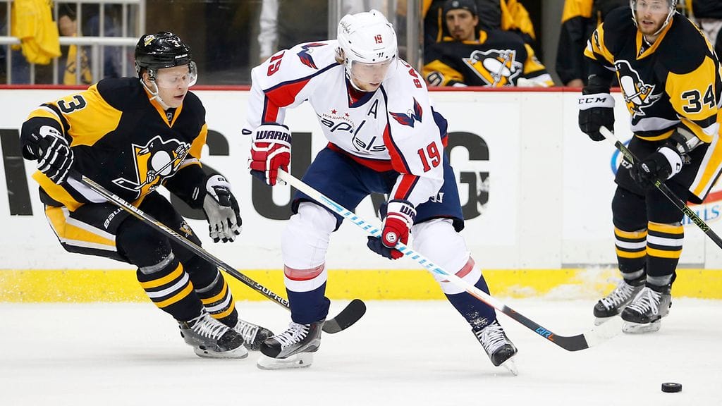 Olli Määttä varjosti Justin Williamsia.