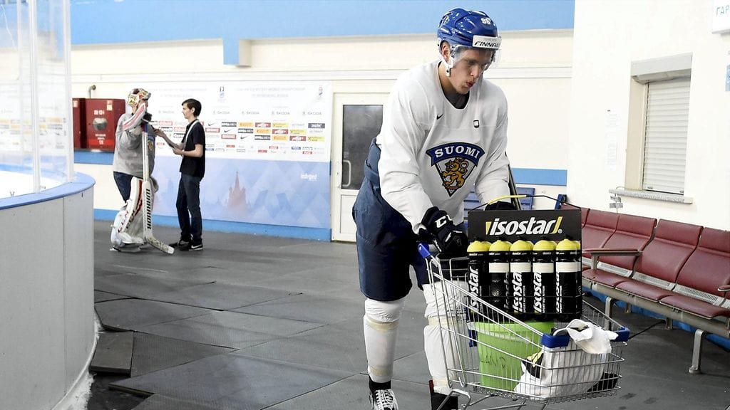 Mikko Rantanen pullonkerääjänä jääharjoituksissa.