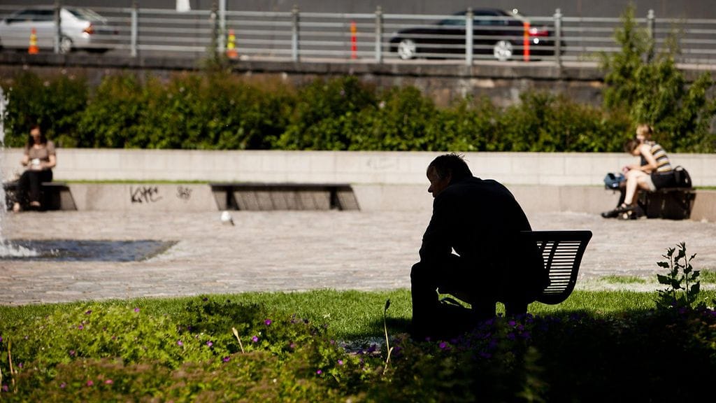 Tulosten perusteella yksinäiset ja itsensä sosiaalisesti eristyneiksi kokevat saavat kolmanneksen todennäköisemmin sydänoireita kuten sydänkohtauksen, rasitusrintakipuja tai jonkin aivoverenkiertohäiriön. Kuvituskuva.