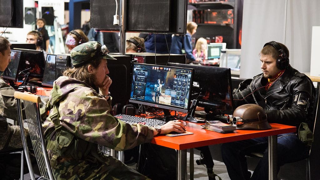 E-pelaajia itse teossa.