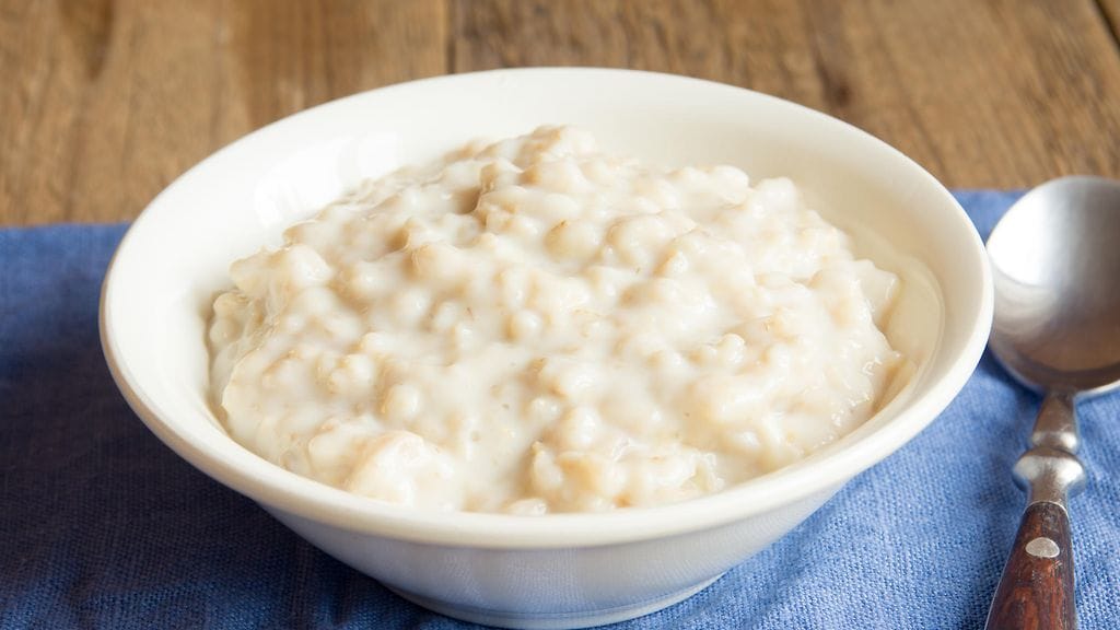 Lautasellinen kaurapuuroa on klassinen suomalainen aamupala-annos.