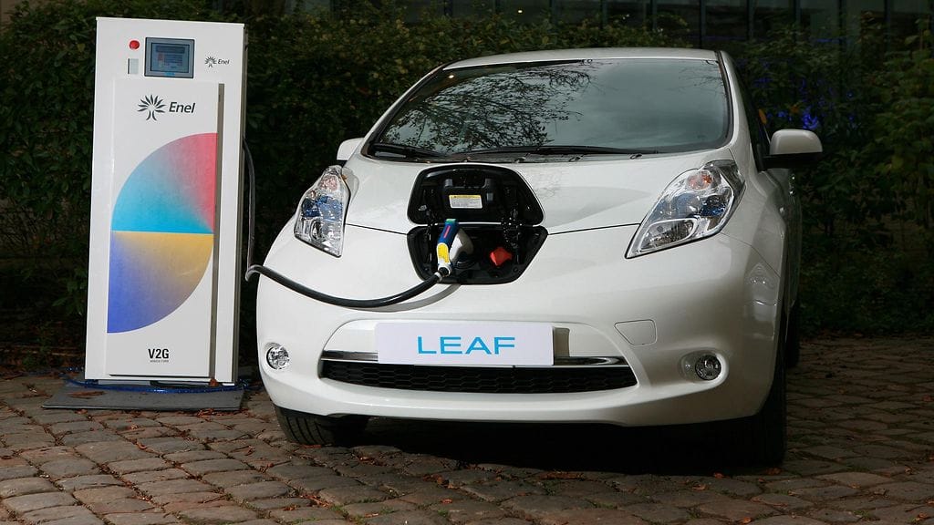 Nissanin sähköauton omistaja voi tulevaisuudessa myydä ylimääräisen sähkön takaisin verkkoon.