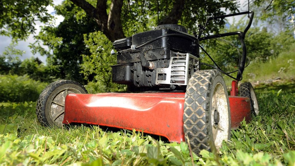 Eniten vastaajia pihatöissä ärsyttää meteli ja koneilla päristely myöhään illalla tai varhain aamulla.