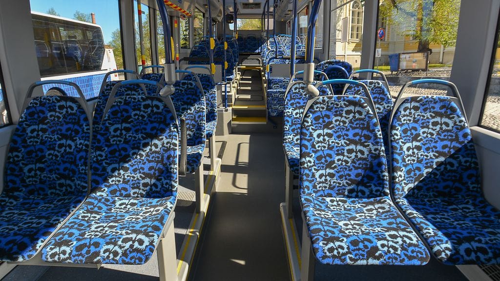 Tältä näyttää Länsilinjan bussien Pesue-kankaalla varustetut penkit.