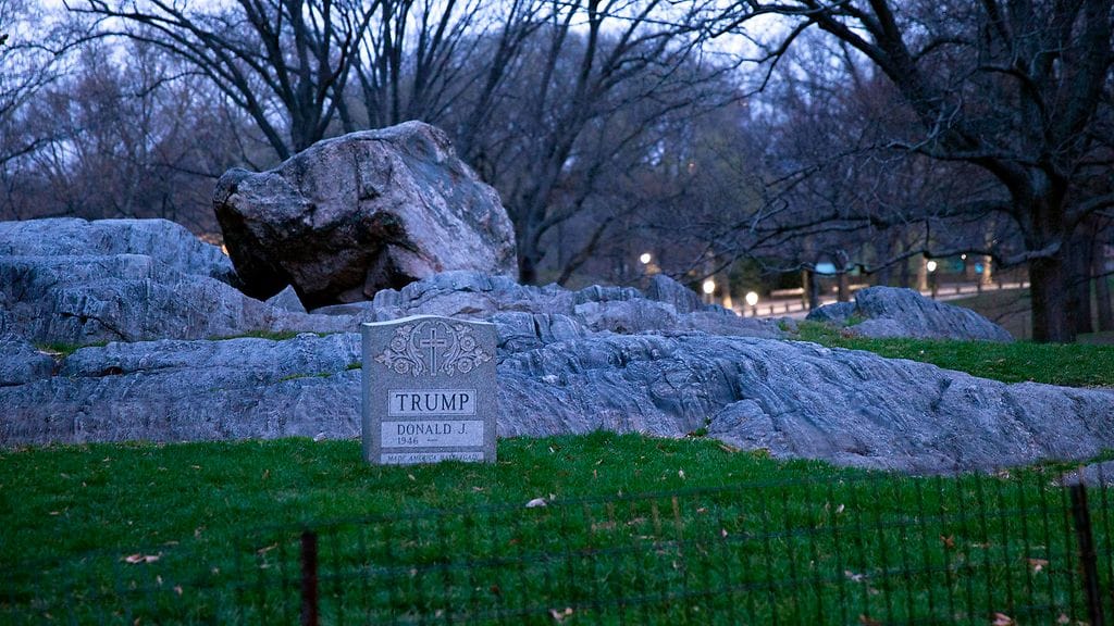 Donald Trumpin hautakivi ilmestyi New Yorkin keskuspuistoon maaliskuun lopulla. Sittemmin kivi on poitettu.