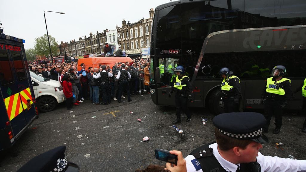 Manchester Unitedin saapui poliisisaattueessa tiistai-illan otteluun, jonka alku viivästyi 45 minuuttia.