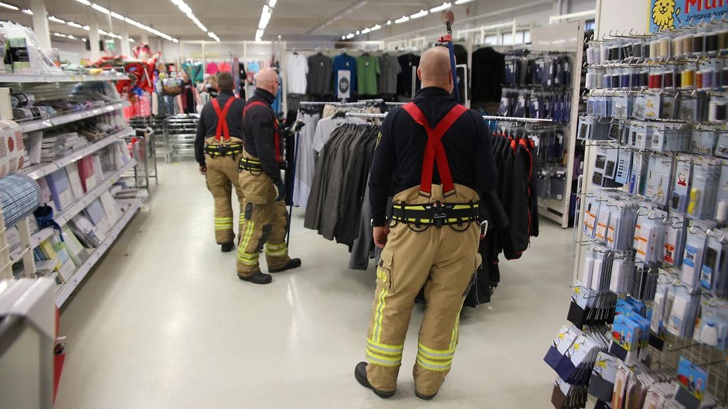 Käärmejahti Karhulan Tokmannilla keskiviikkona 11.5.2016.