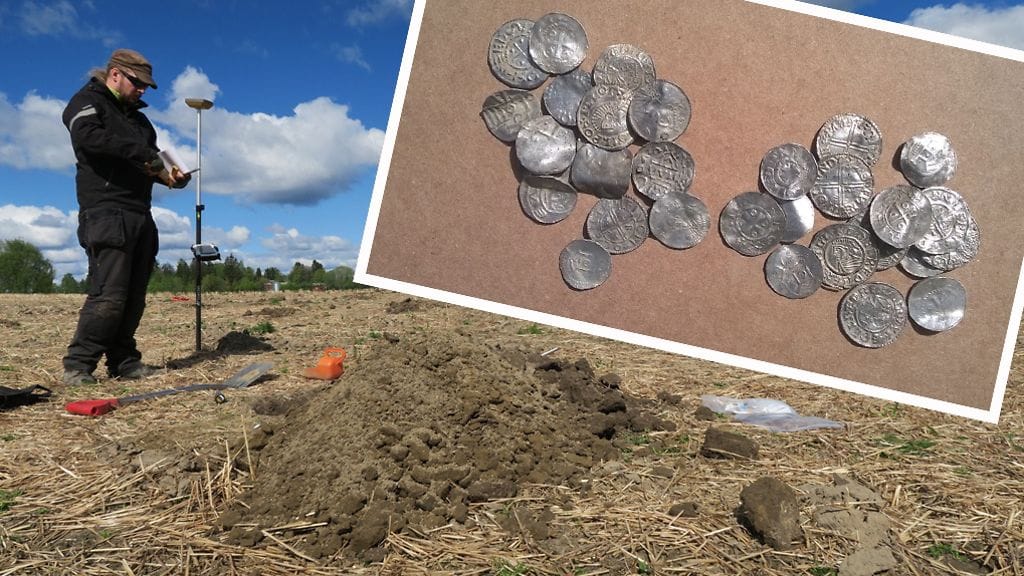 Museoviraston tutkija hämäläisellä pellolla. Kuva: Marianna Niukkanen/Museovirasto