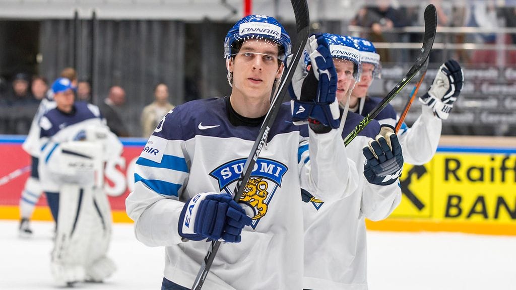 Atte Ohtamaa kiittelemässä yleisöä MM-kisoissa