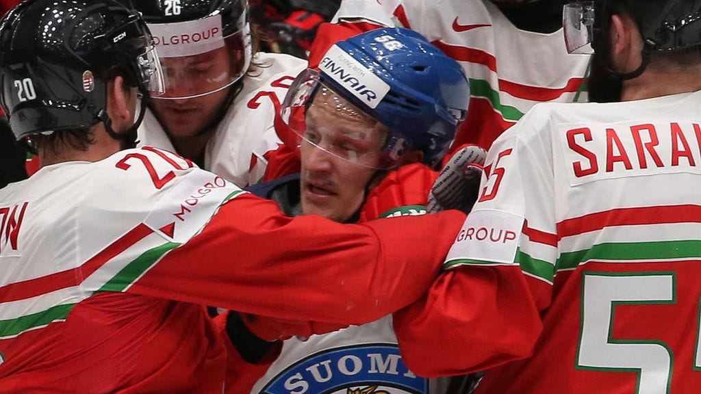 Teemu Pulkkinen Unkarin pelaajien puristuksessa.