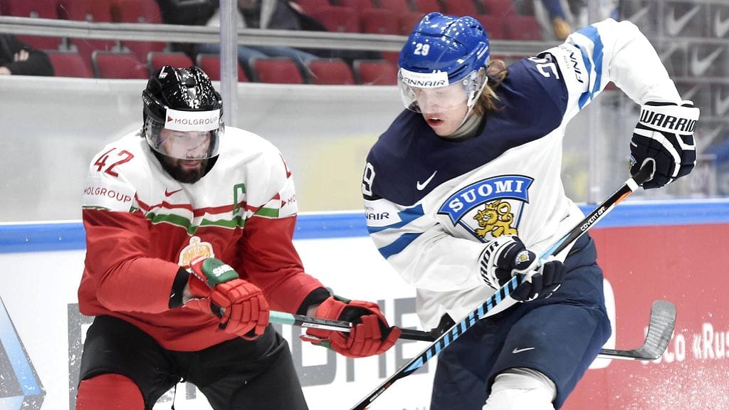 Patrik Laine vääntämässä Unkarin Marton Vasin kanssa.