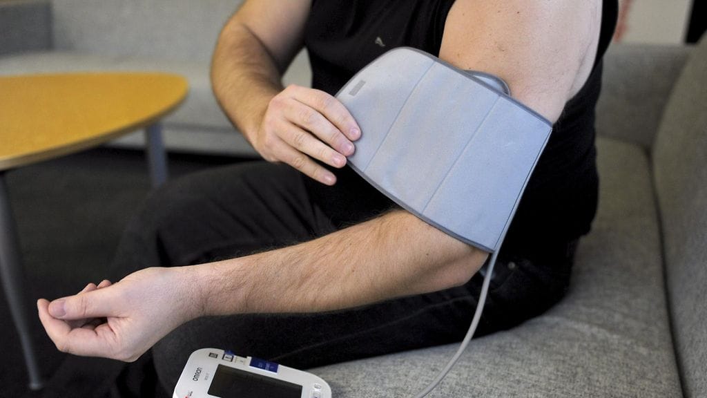 Suotuisat vaikutukset selittyvät luultavasti verenpaineen alentumisella, mikä ehkäisee monia dementiallekin altistavia sairauksia. Kuvituskuva.