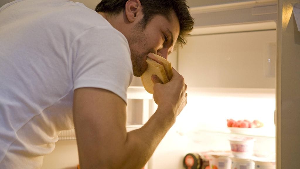 Joskus ihminen syö vain tylsyyteensä.