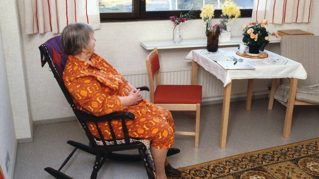 Kirjailija Mirka Alfreds-Välimäki haluaa rohkaista ihmisiä ottamaan lähellä olevan vanhuksen taustasta selvää – elämäntarinat voivat olla uskomattomia. Kuvituskuva.