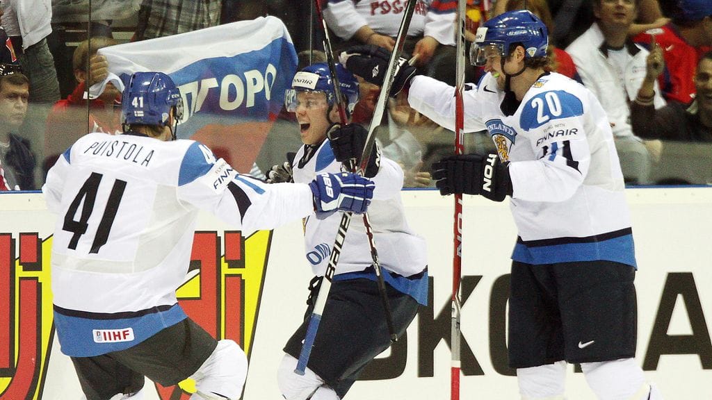 Se on siellä! Pasi Puistola, Mikael Granlund ja Janne Pesonen juhlivat yhtä suomalaisen kiekkohistorian ikimuistoisimmista hetkistä.