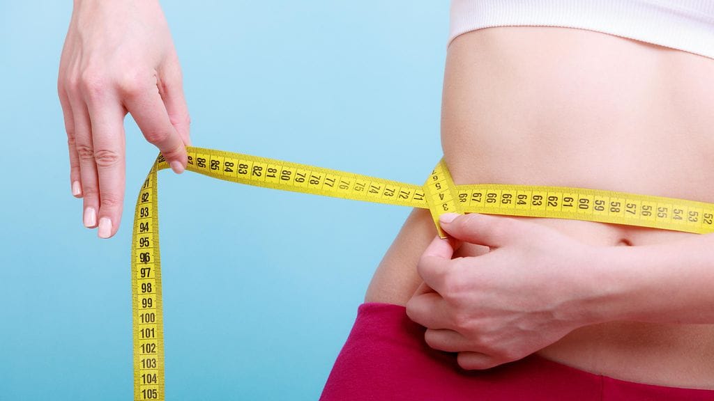 Vyötärönympärys mitataan seisten paljaalta iholta. Oikea mittauskohta on pari senttimetriä alimman kylkiluun alapuolella.