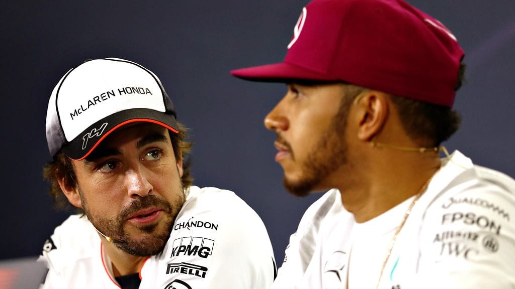 Fernando Alonso jutusteli lämpimikseen Lewis Hamiltonin kanssa.