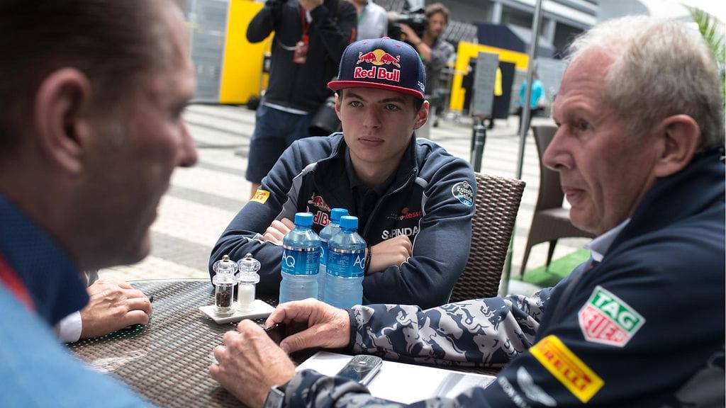 Max Verstappen ja Helmut Marko (oik.) torstaina Barcelonassa.