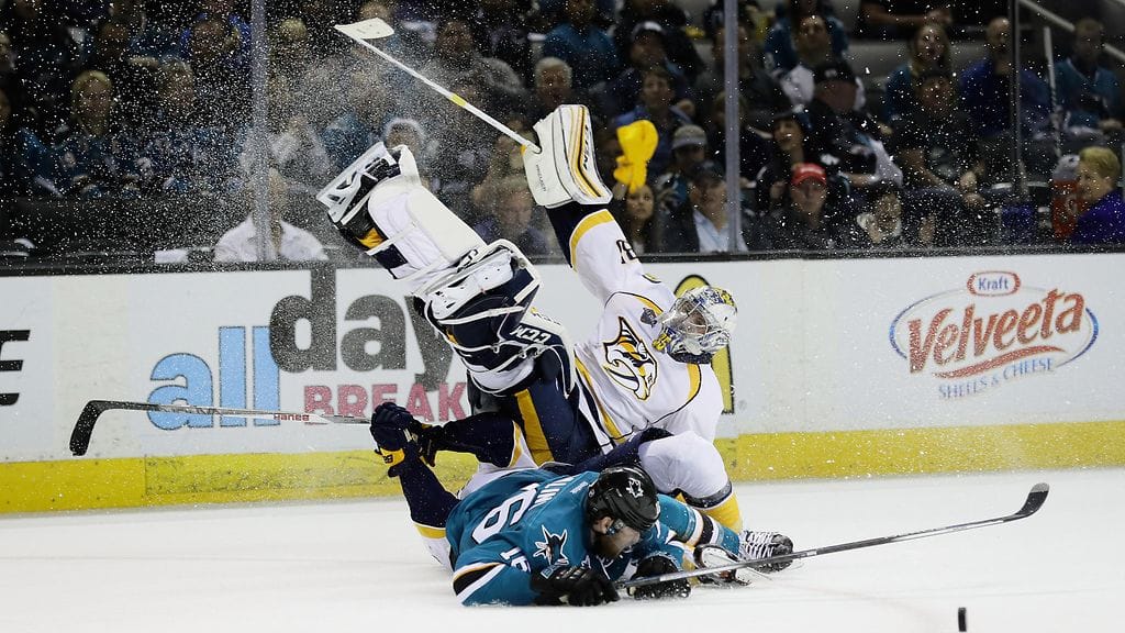 Pekka Rinne törmäsi rajusti yhteen Nick Spalingin kanssa toisessa erässä.