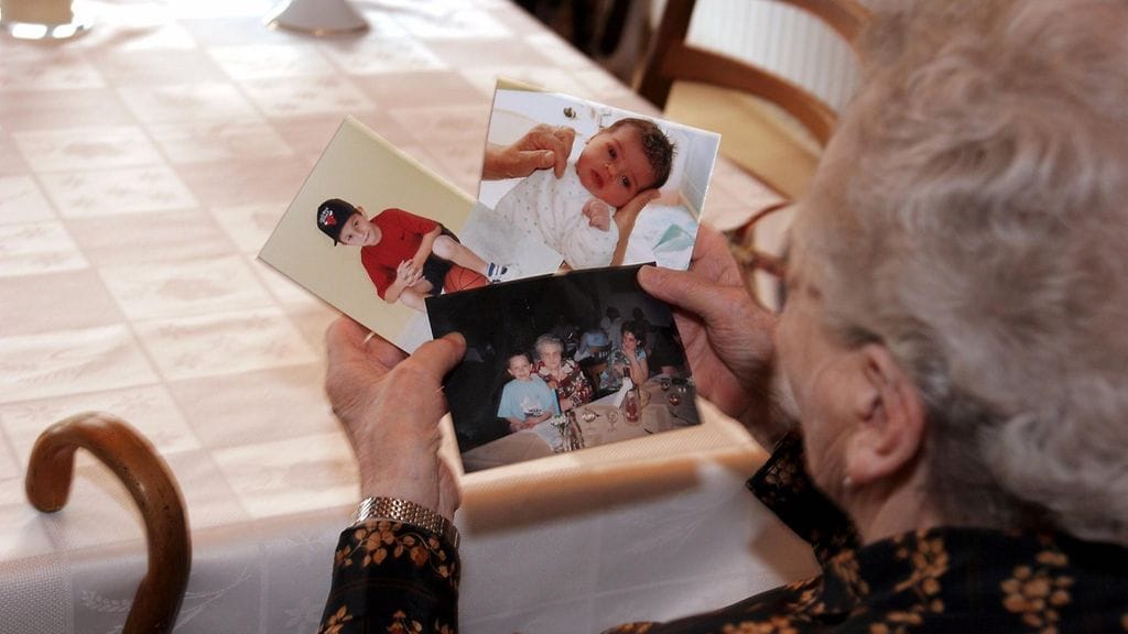 Hormonaalisten erojen on arveltu osaltaan selittävän sitä, miksi naiset ovat miehiä alttiimpia Alzheimerin taudille. Kuvituskuva.