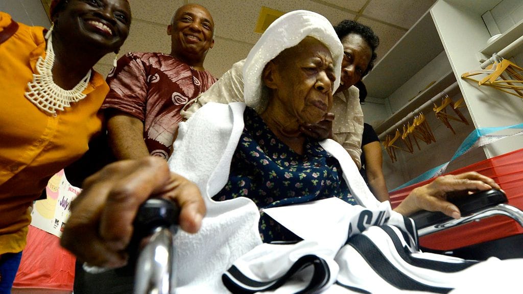 Samantha Mushatt Jonesista tuli maailman vanhin vuonna 2015. Hän vietti viimeistä syntymäpäiväänsä 7. heinäkuuta 2015.