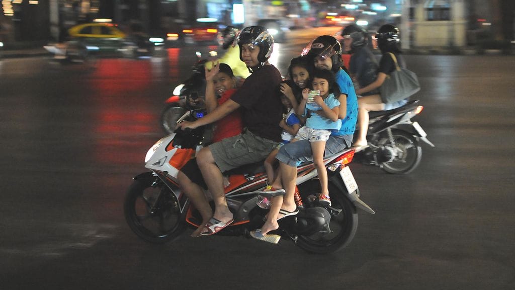 Perheliikennöintiä. Tämä kuva ei ole Suomesta.