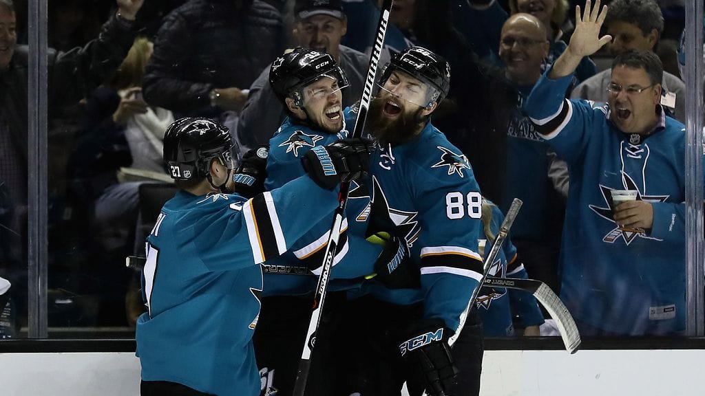 Joonas Donskoin San Jose juhli konferenssivälierissä. Donskoi haluaa päättää kautensa Stanley Cup -juhliin.