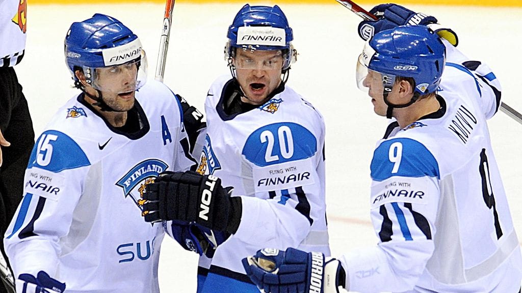Tuomo Ruutu, Janne Pesonen ja Mikko Koivu juhlimassa maalia MM-kisoissa keväällä 2011.