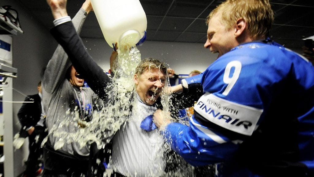 Jukka Jalonen (kesk.) joutui Ossi Väänäsen ja kapteeni Mikko Koivun järjestämään mestarivalmentajan perinteiseen kylpyyn heti MM-finaalin ratkettua.
