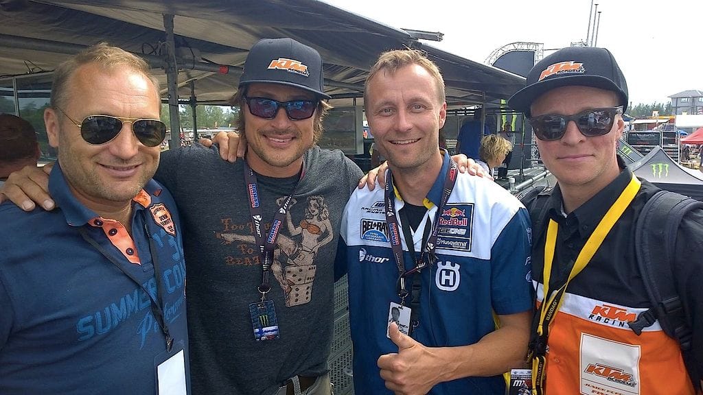 Teemu Selänne on innokas motocross-fani – kuvassa vasemmalta Pekka Vehkonen, Teemu Selänne, Antti Pyrhönen ja Jyrki Louhi Hyvinkään MM-osakilpailussa vuonna 2014