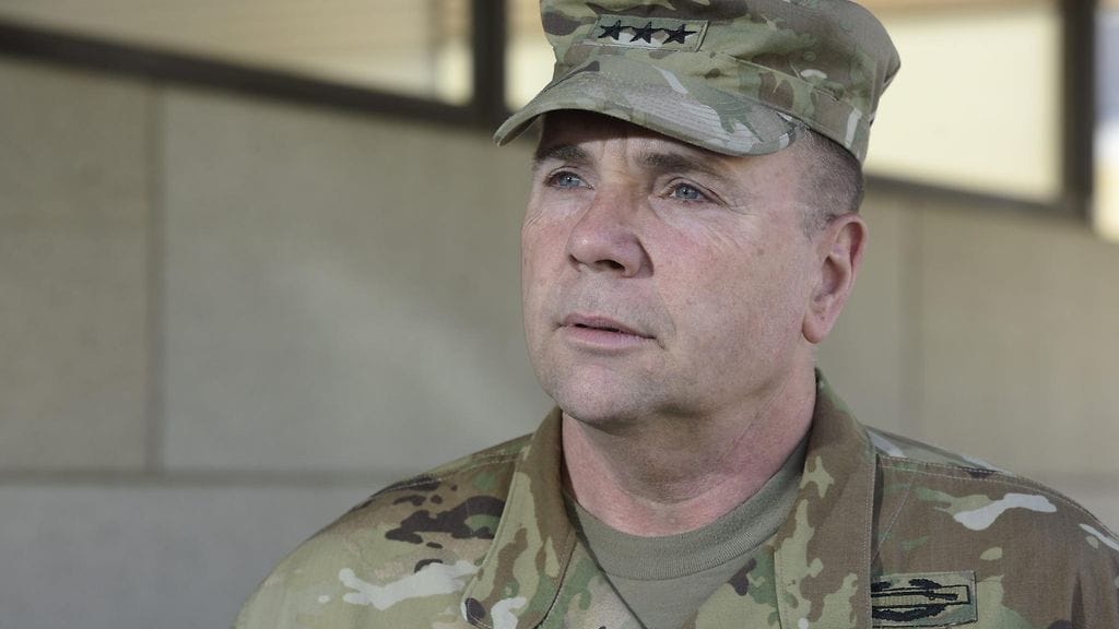 Yhdysvaltain maavoimien Euroopan joukkojen komentaja, kenraaliluutnantti Ben Hodges tiedotustilaisuudessa 13. toukokuuta 2016. Yhdysvaltain maavoimien Euroopan joukkojen komentaja, kenraaliluutnantti Ben Hodges 13. toukokuuta 2016.