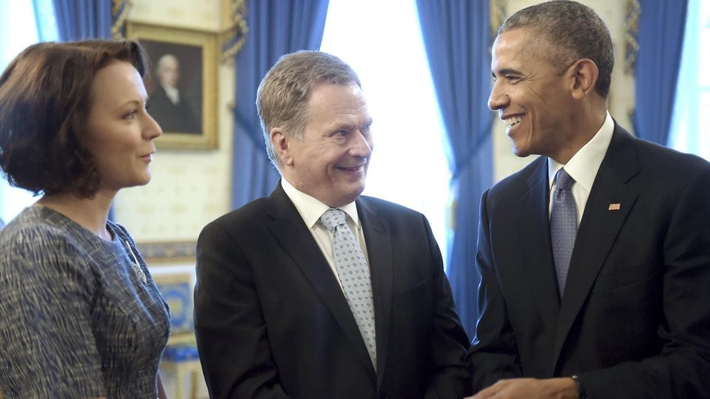 Rouva Jenni Haukio (vas.), tasavallan presidentti sauli Niinistö ja Yhdysvaltain presidentti Barack Obama Valkoisessa talossa.