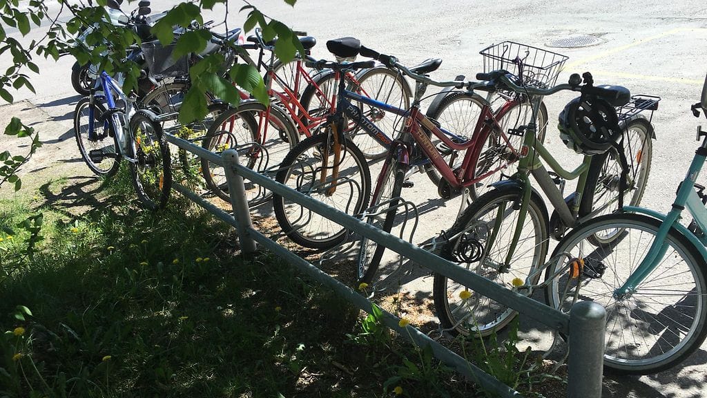 Pyöriä telineessä kevät