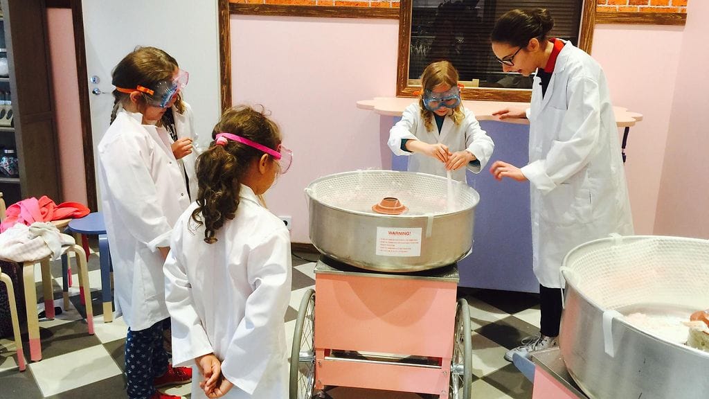 Lapset hattarakoulussa