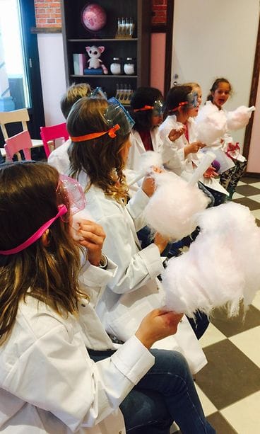 rivissä hattarat kädessä