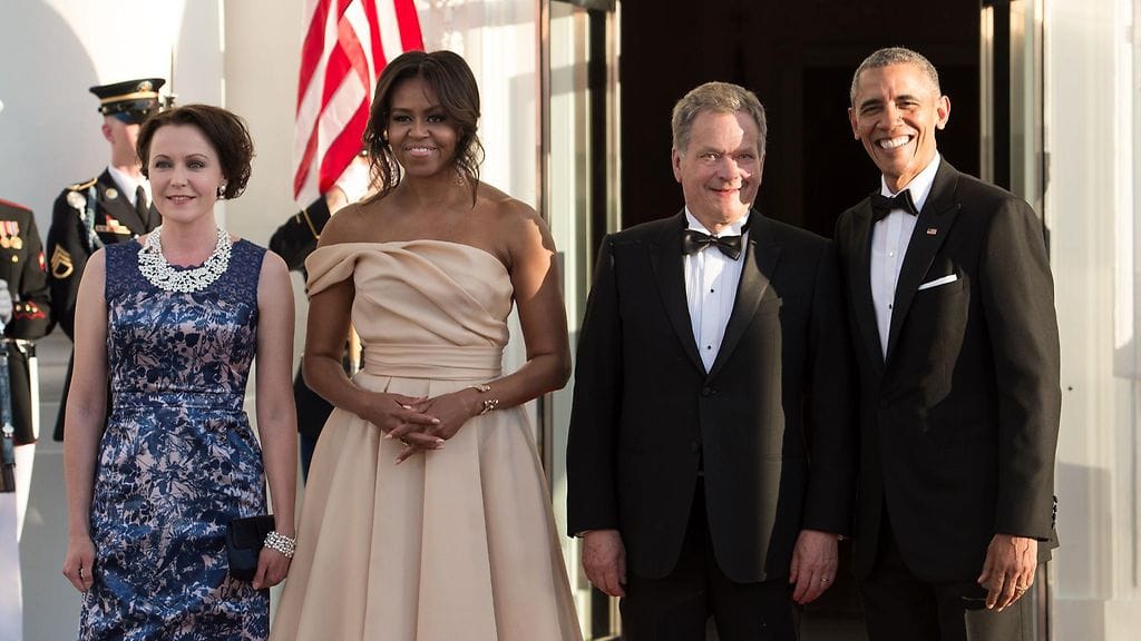 rouva Jenni Haukio pukeutui Valkoisen talon illallisille Paola Suhosen suunnittelemaan Ivana Helsingin kierrätyspukuun.