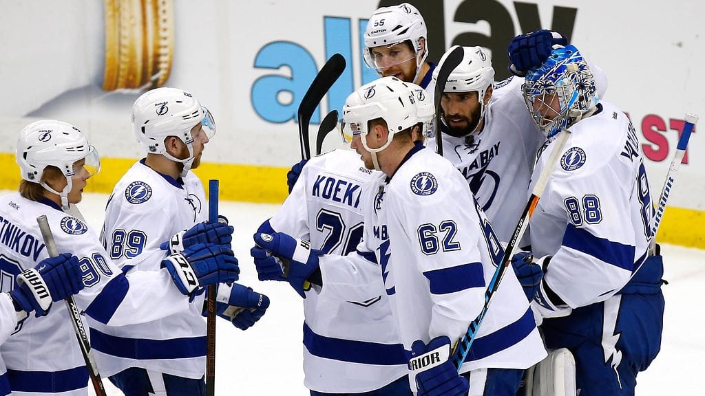 Tampan pelaajat onnittelevat Andrei Vasilevskia voitosta.