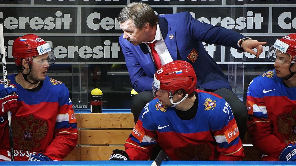 Jevgeni Dadonov, Artemi Panarin ja Vadim Shipatshov ovat muodostaneet Venäjän tehonyrkin. Taustalla ohjeistaa valmentaja Oleg Znarok.